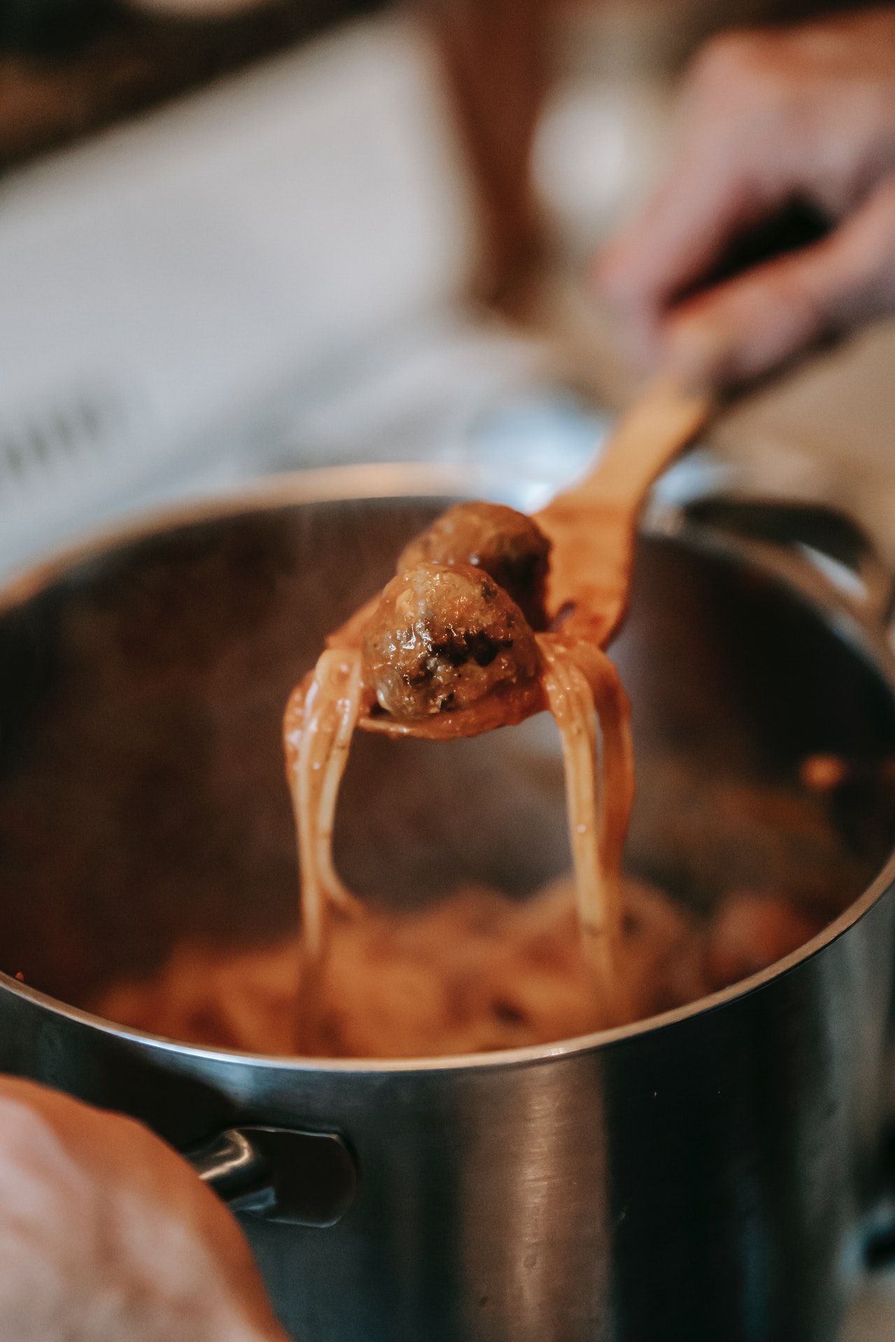 Como cozinhar almôndegas em um fogão
